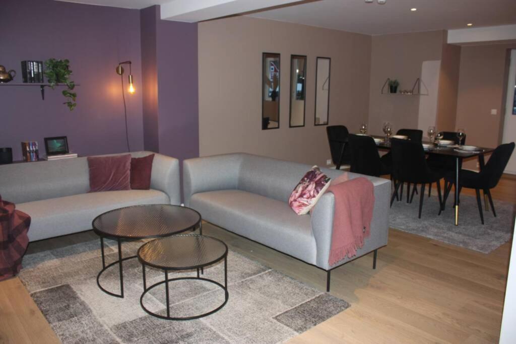 sala de estar con sofá, mesas y comedor en Meget flott leilighet i Stryn sentrum, en Stryn