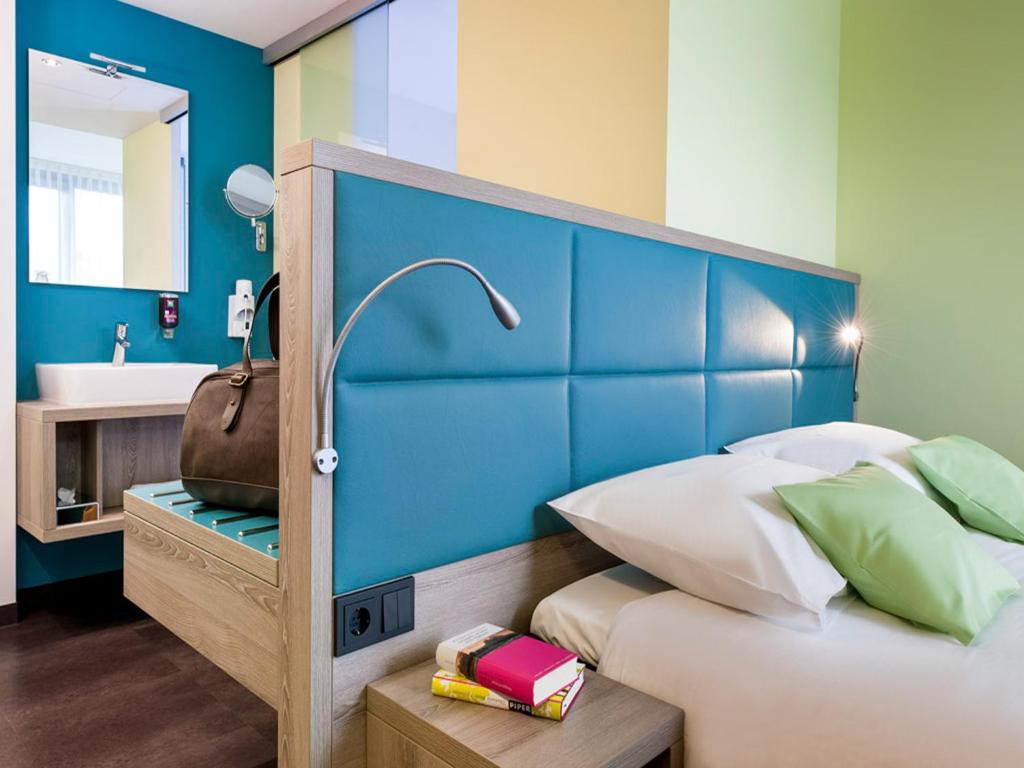 Postel nebo postele na pokoji v ubytování ibis Styles Nagold-Schwarzwald