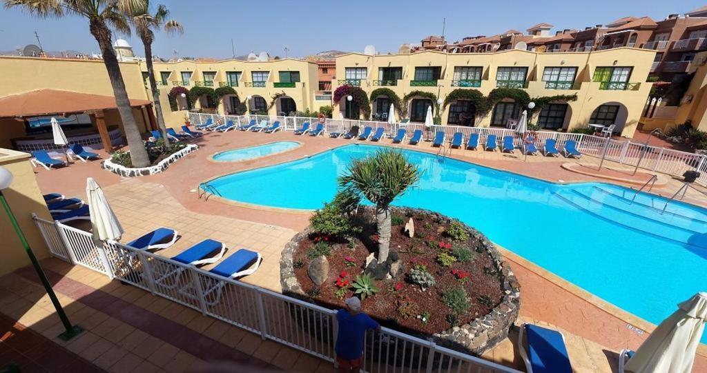 - Vistas a la piscina de un complejo en Inviting 1-Bed Apartment on Castillo Mar, en Caleta de Fuste
