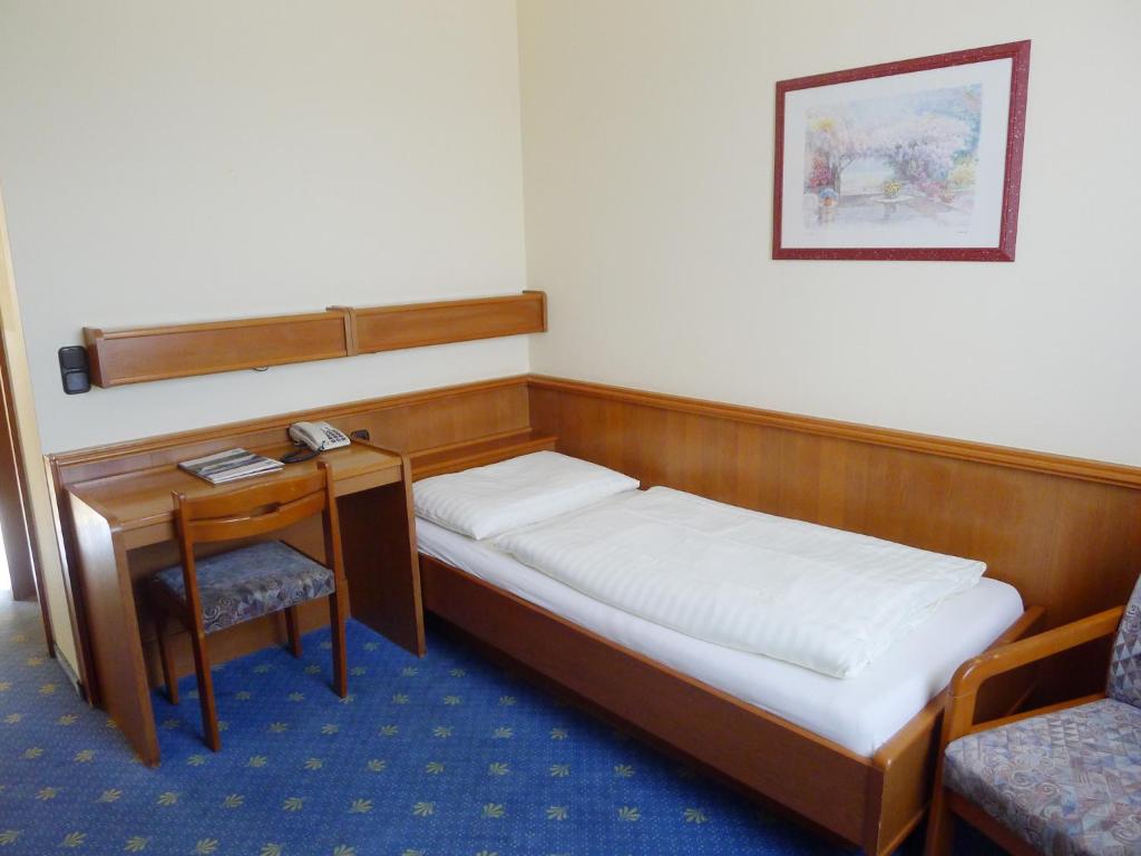 Postel nebo postele na pokoji v ubytování Hotel Restaurant Böck "Roter Hahn"