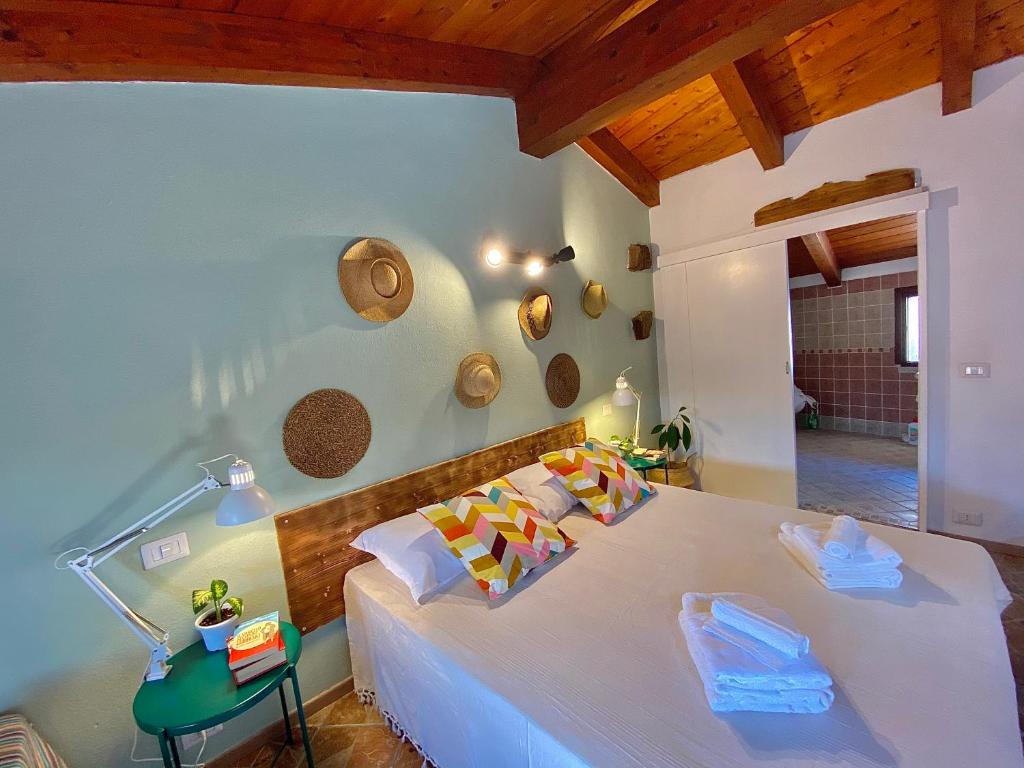 1 dormitorio con 1 cama blanca grande en una habitación en CasaDina Apartment IUN Q2891, en Oschiri