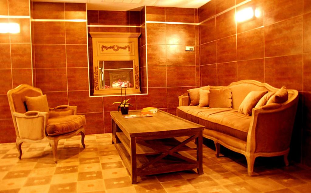 Posezení v ubytování Hotel Les Mazets Des Roches