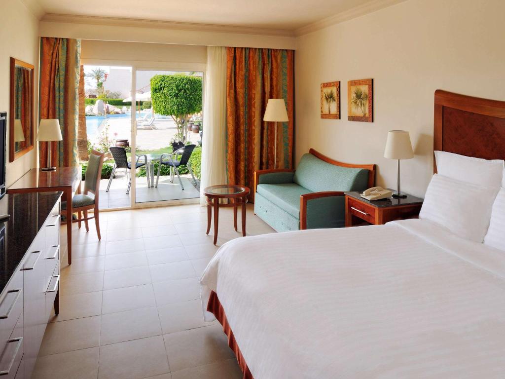 Postel nebo postele na pokoji v ubytování Naama Bay Promenade Beach Resort Managed By Accor