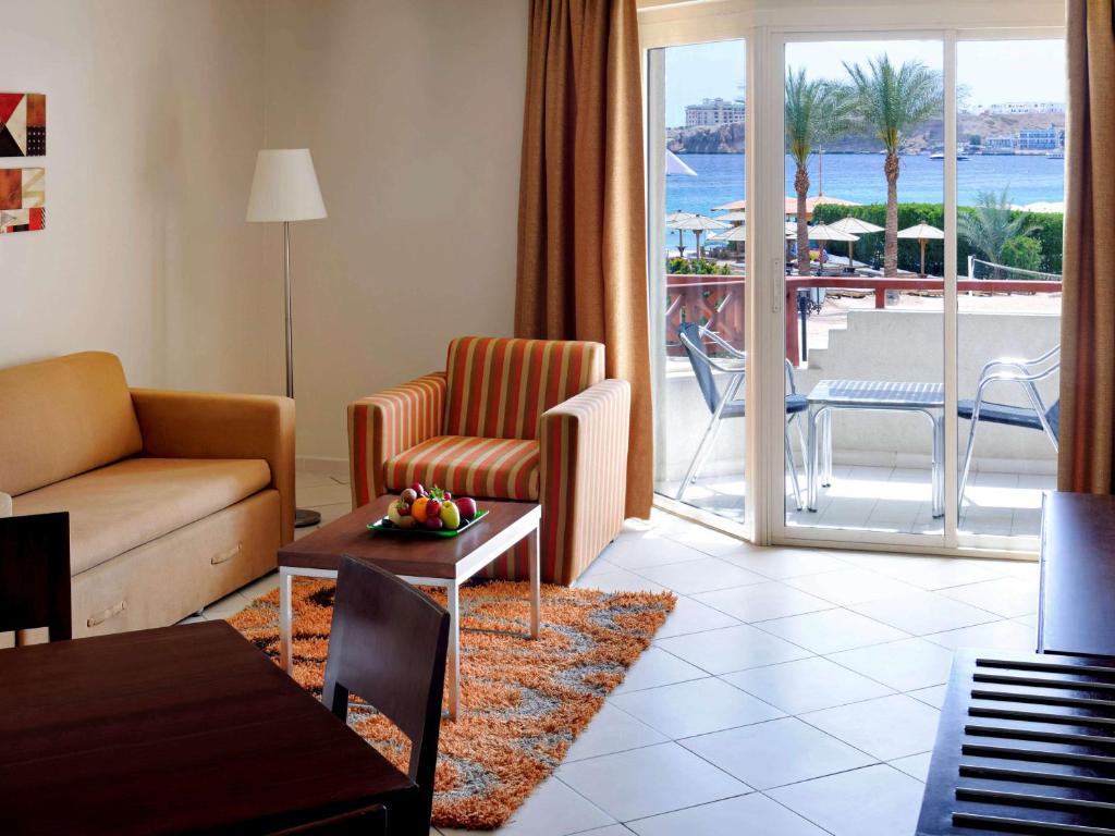 Posezení v ubytování Naama Bay Promenade Beach Resort Managed By Accor