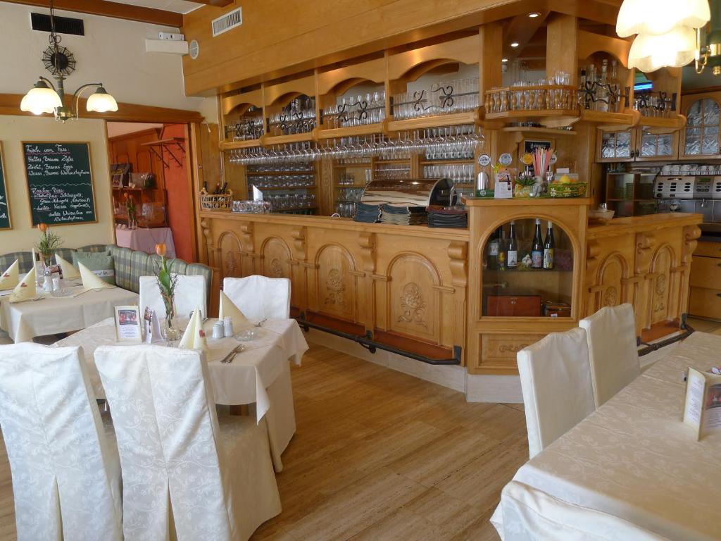 Lounge nebo bar v ubytování Hotel Restaurant Böck "Roter Hahn"
