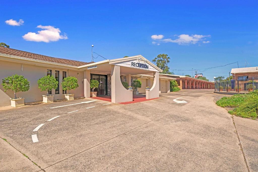 um parque de estacionamento vazio em frente a um edifício em Comfort Inn Glenfield em Toowoomba