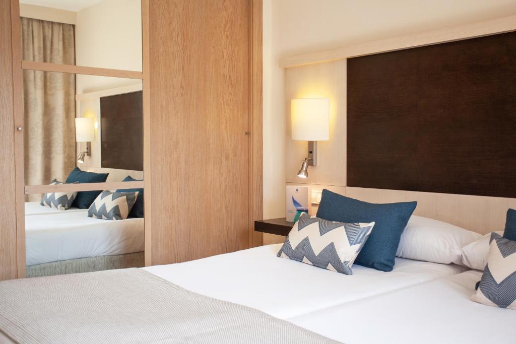 Postel nebo postele na pokoji v ubytování Grupotel Dunamar