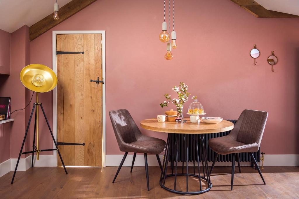 een eetkamer met een tafel en stoelen bij The Duchy Barn at Tregoose Old Mill in Newquay