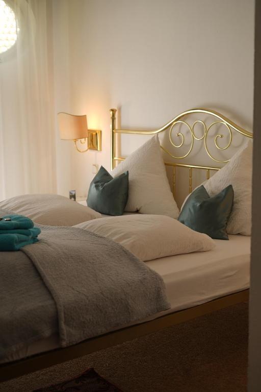 Een bed of bedden in een kamer bij Romantic-Pension Albrecht - since 1901
