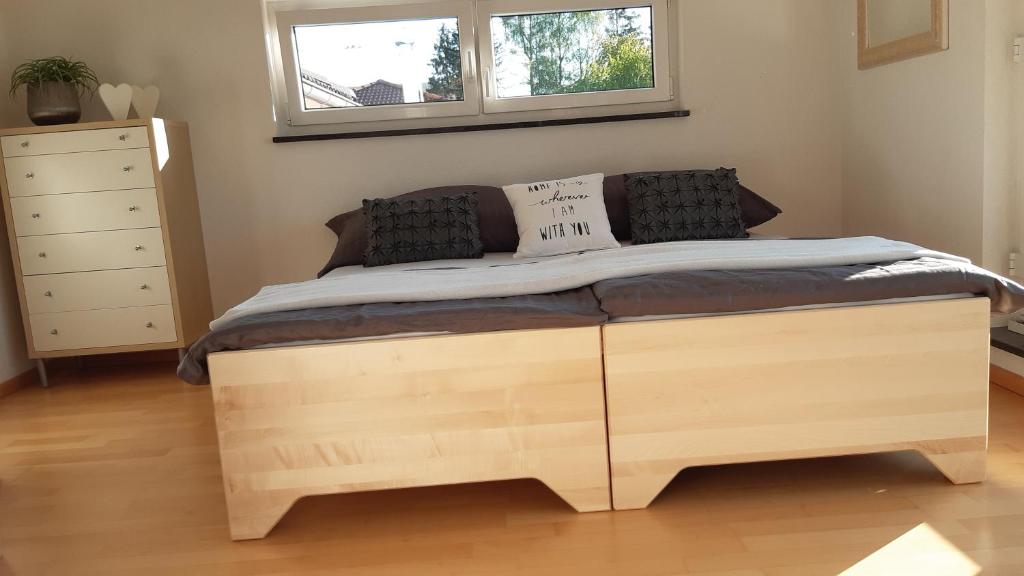 Postel nebo postele na pokoji v ubytování Attika Ferienwohnung Merk