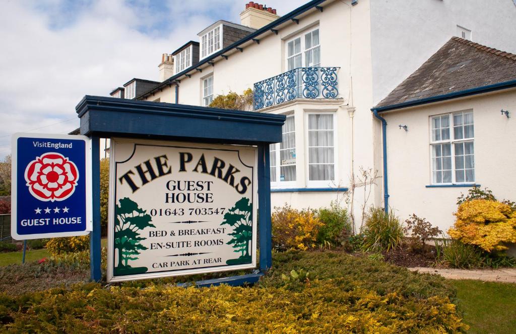 un letrero para una casa de huéspedes frente a una casa en The Parks Guest House, en Minehead