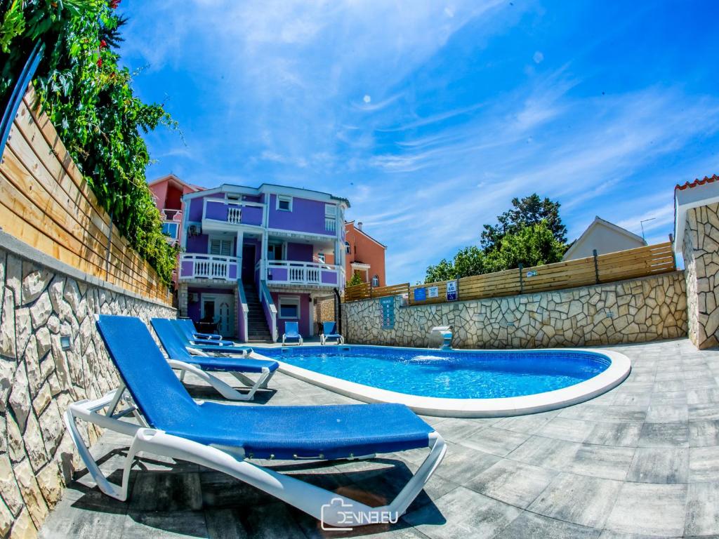 Bazén v ubytování Ari Apartments nebo v jeho okolí