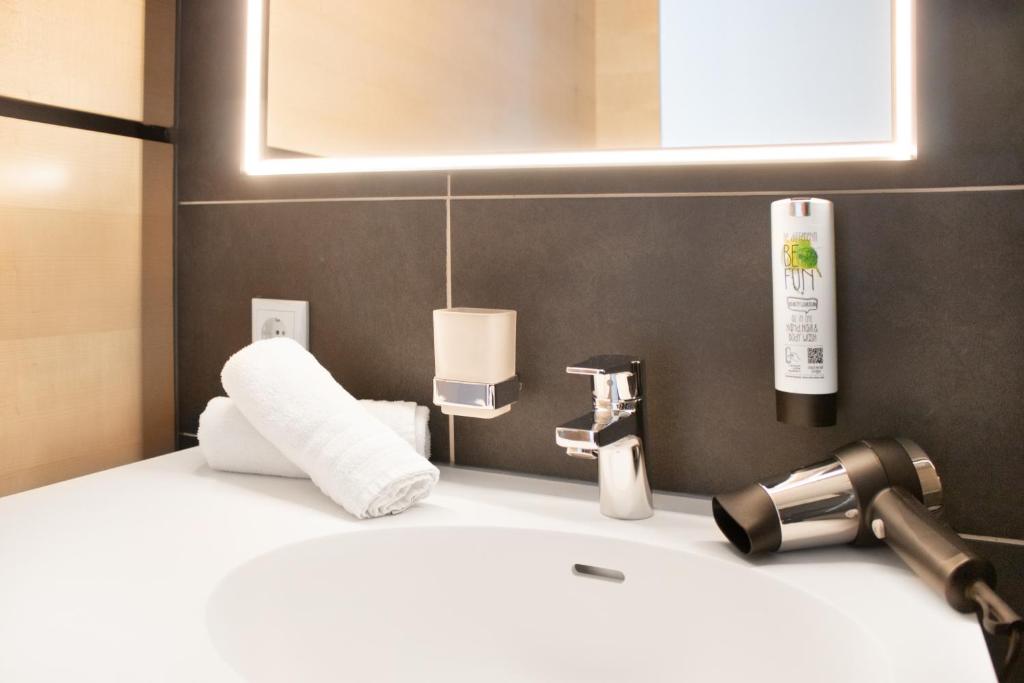 Postel nebo postele na pokoji v ubytování KU Hotel by WMM Hotels