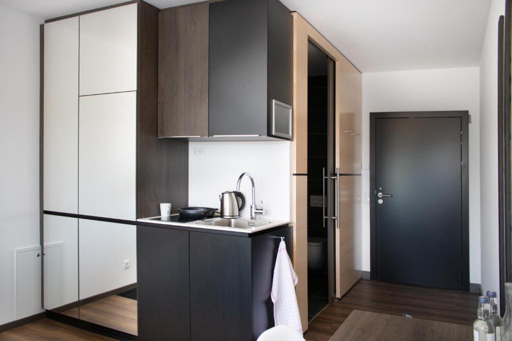 Kuchyň nebo kuchyňský kout v ubytování KU Hotel by WMM Hotels