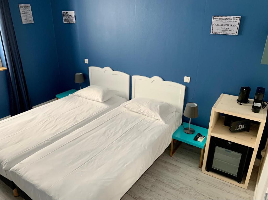 Postel nebo postele na pokoji v ubytování Hotel Le Petit Baigneur Palavas Plage