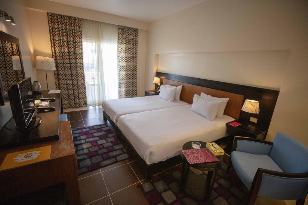 Postel nebo postele na pokoji v ubytování Mousa Coast Hotel & Spa