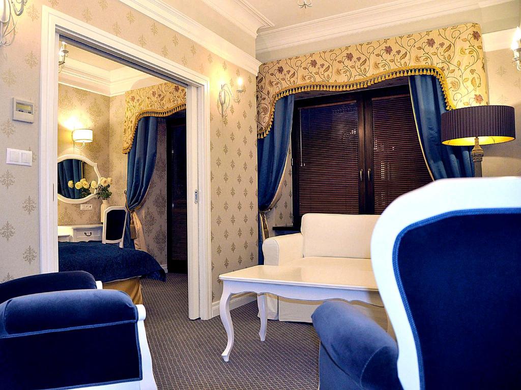 
Deluxe One-Bedroom Apartment
