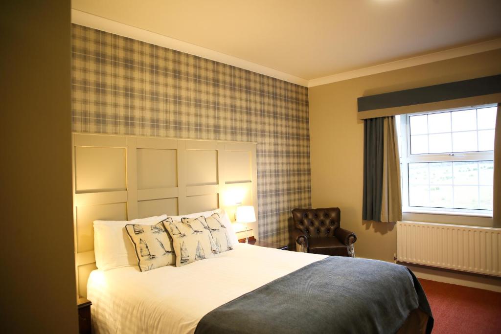 Postel nebo postele na pokoji v ubytování Mulroy Woods Hotel
