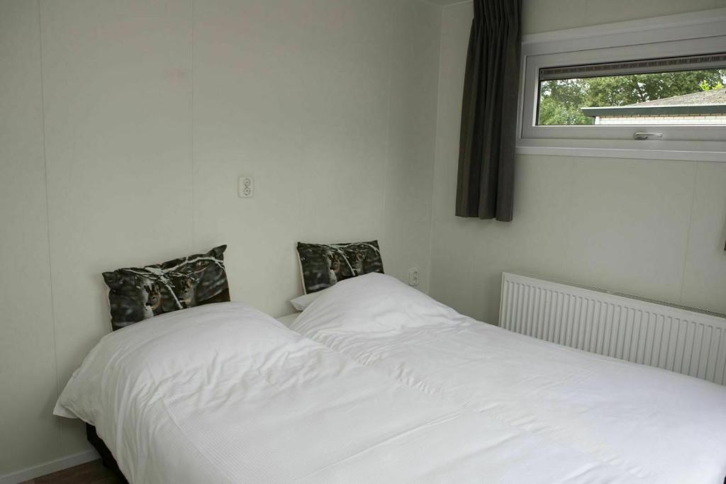twee bedden naast elkaar in een slaapkamer bij 6-person Veluwe Villa - copy - in Voorthuizen