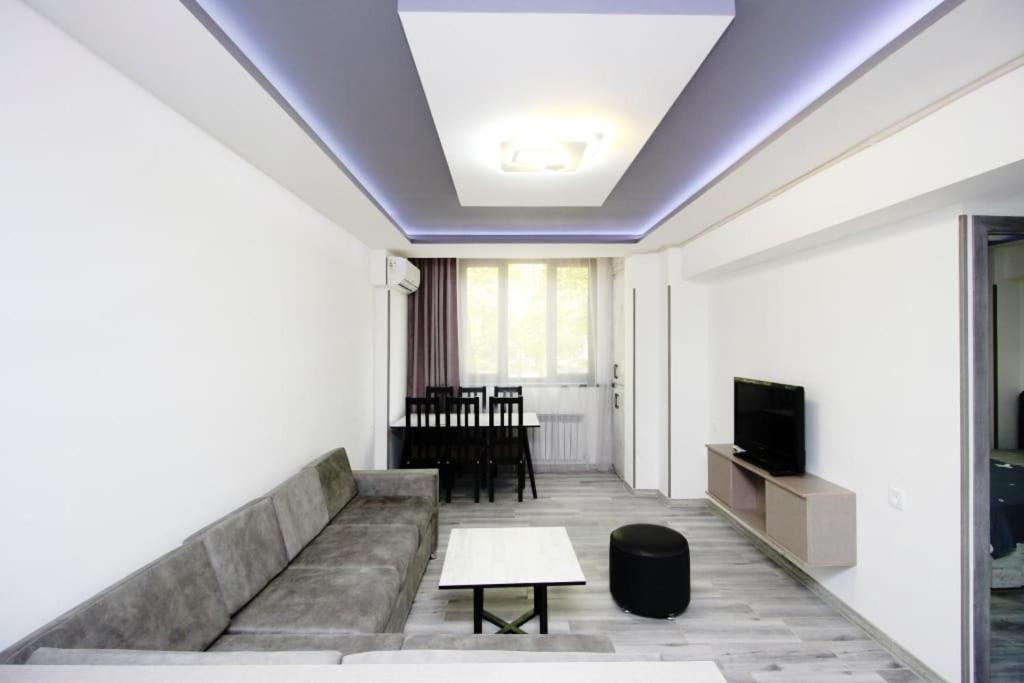 Area tempat duduk di Excellent apartment in the center of the Yerevan 15
