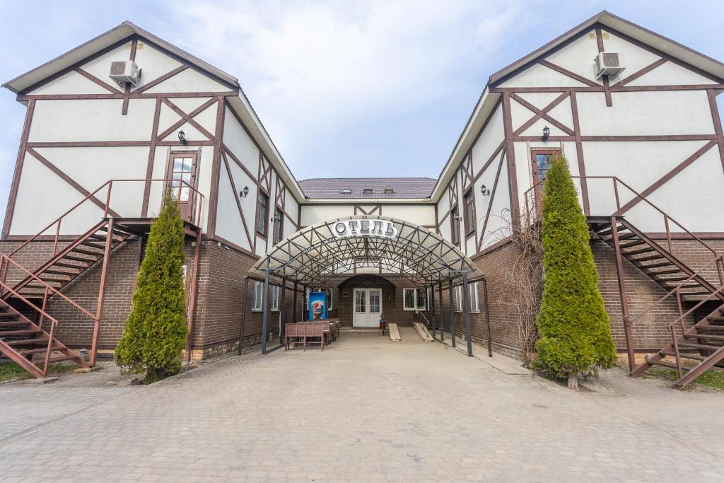 een groot bakstenen gebouw met een boog bij Hotel Pechory-Park in Petsjory