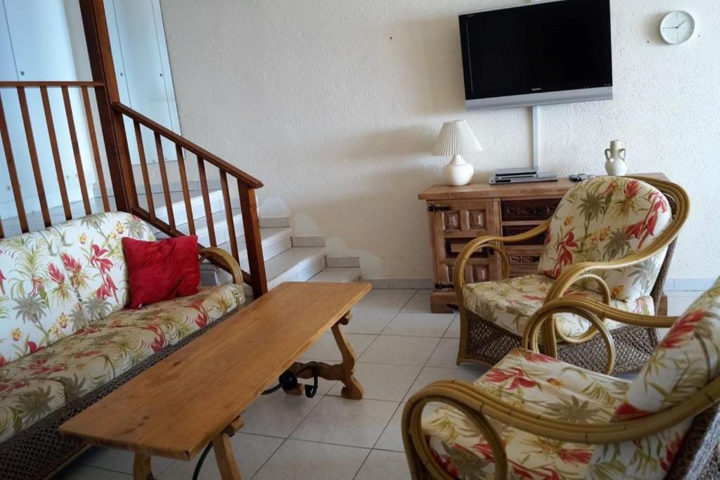 House - 3 Bedrooms with Pool and Sea views young people group not allowed - 07528 - Housity