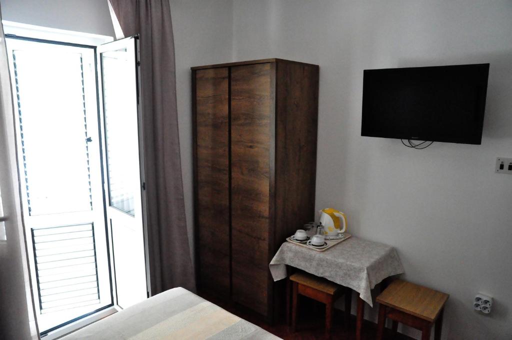 TV a/nebo společenská místnost v ubytování Rose rooms at island of Rab