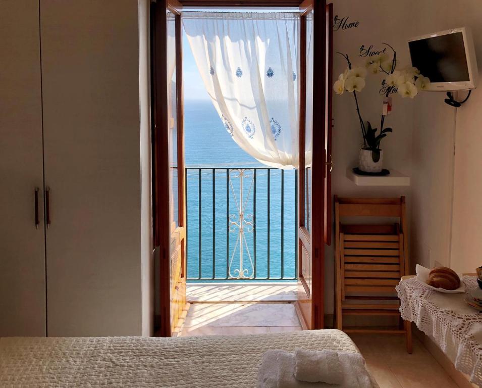 Schlafzimmer mit Meerblick vom Balkon in der Unterkunft Dependance Rosetta in Minori