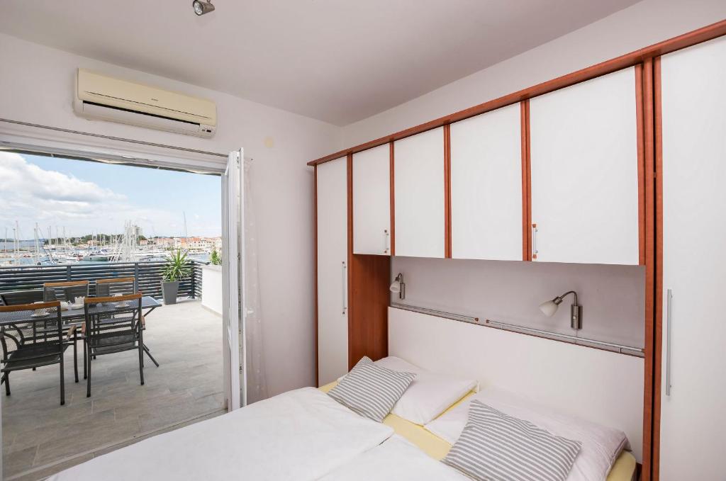 Кровать или кровати в номере Apartments and Rooms Mare