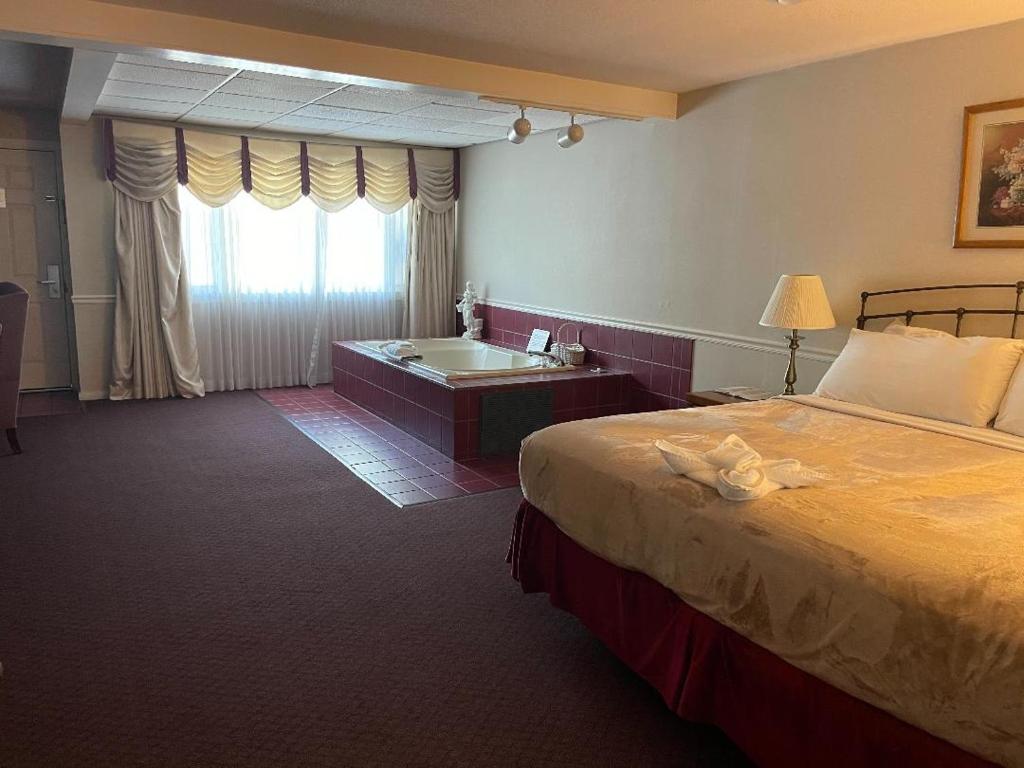 Postel nebo postele na pokoji v ubytování Zoders Inn and Suites