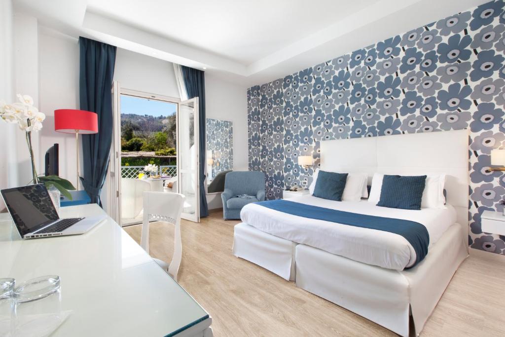 Postel nebo postele na pokoji v ubytování Atlantic Palace Hotel