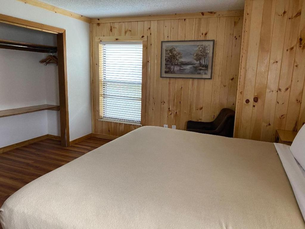 Postel nebo postele na pokoji v ubytování Zoders Inn and Suites