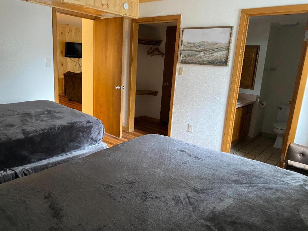 Postel nebo postele na pokoji v ubytování Zoders Inn and Suites