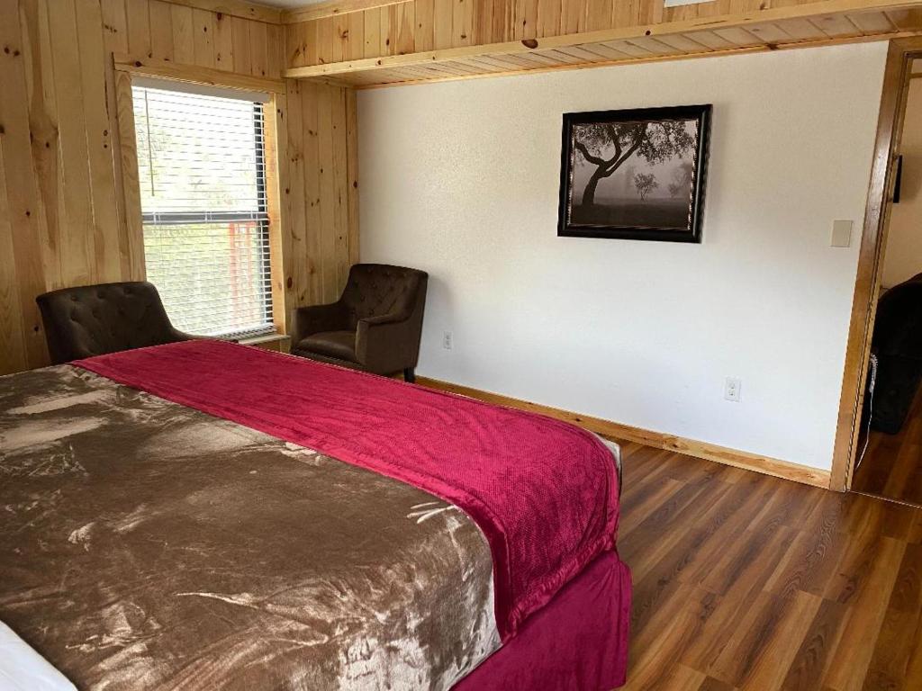 Postel nebo postele na pokoji v ubytování Zoders Inn and Suites