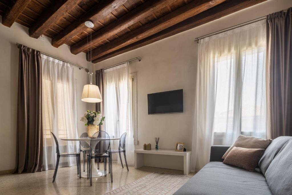 Telewizja i/lub zestaw kina domowego w obiekcie Lion Palace - San Marco R&R