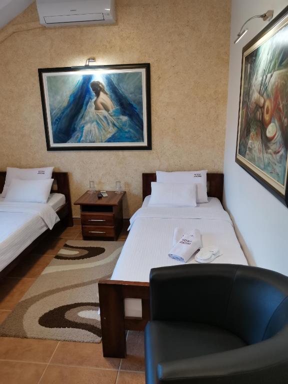 سرير أو أسرّة في غرفة في JOKSIM Rooms&Restaurant