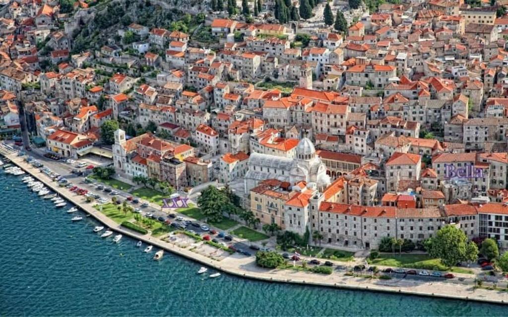 Nespecifikovaný výhled na destinaci Šibenik nebo výhled na město při pohledu z apartmánu
