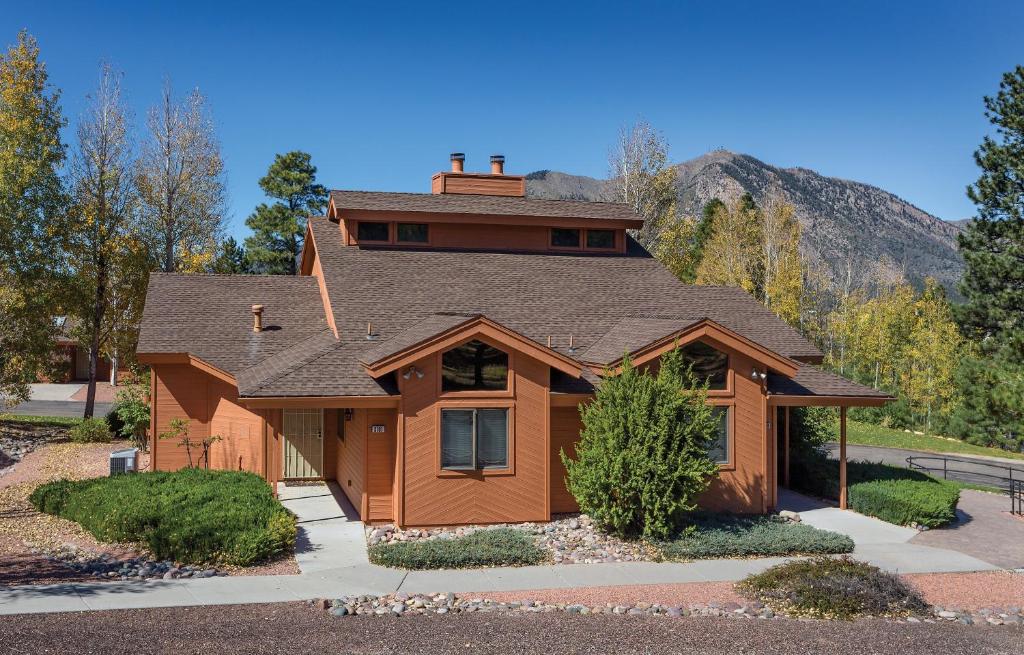 una casa con una montaña al fondo en Club Wyndham Flagstaff, en Flagstaff