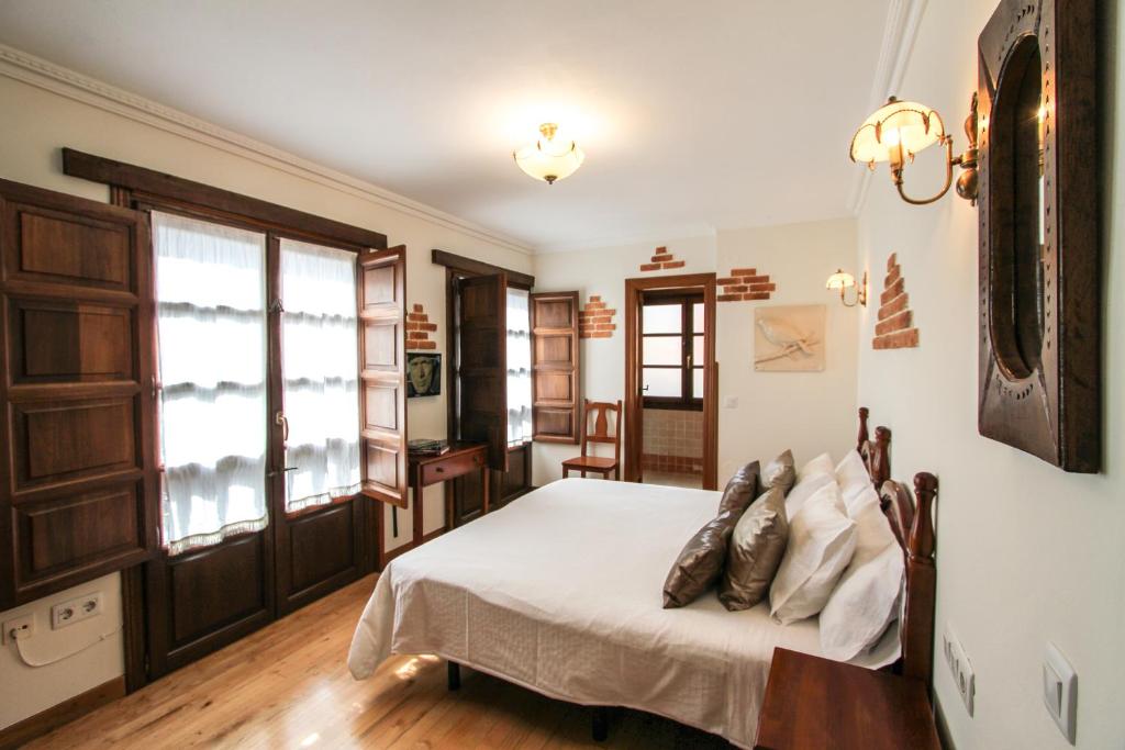 a bedroom with a bed and a window at Hotel Rural El Espino in Cangas de Onís