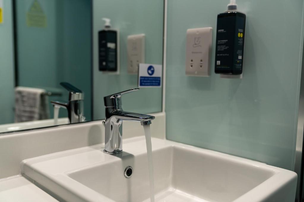 easyHotel Cardiff - Resim 8