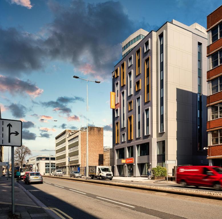 eine Stadtstraße mit Autos, die eine Straße entlang fahren in der Unterkunft easyHotel Cardiff in Cardiff