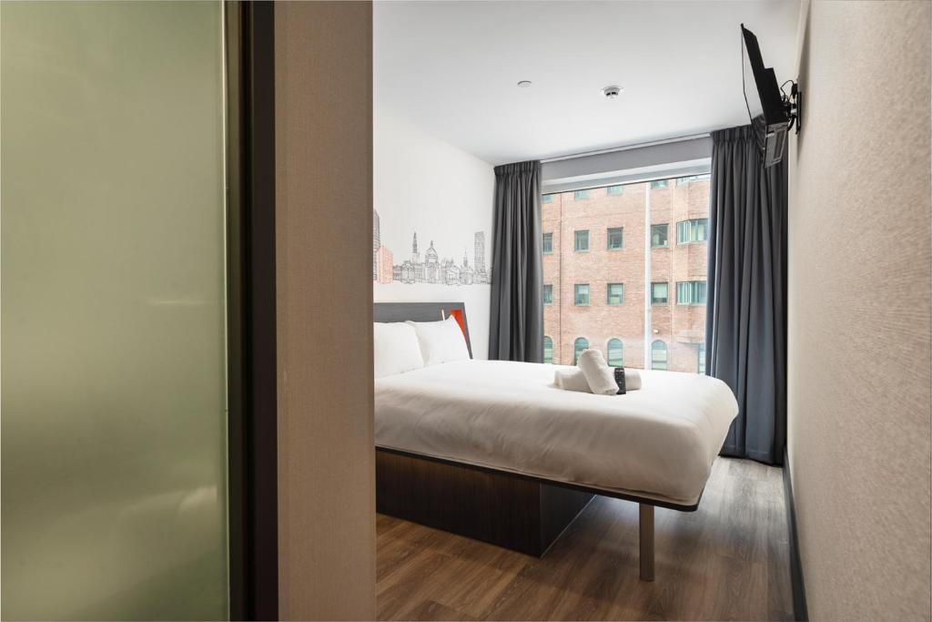 
Double Room with Window
