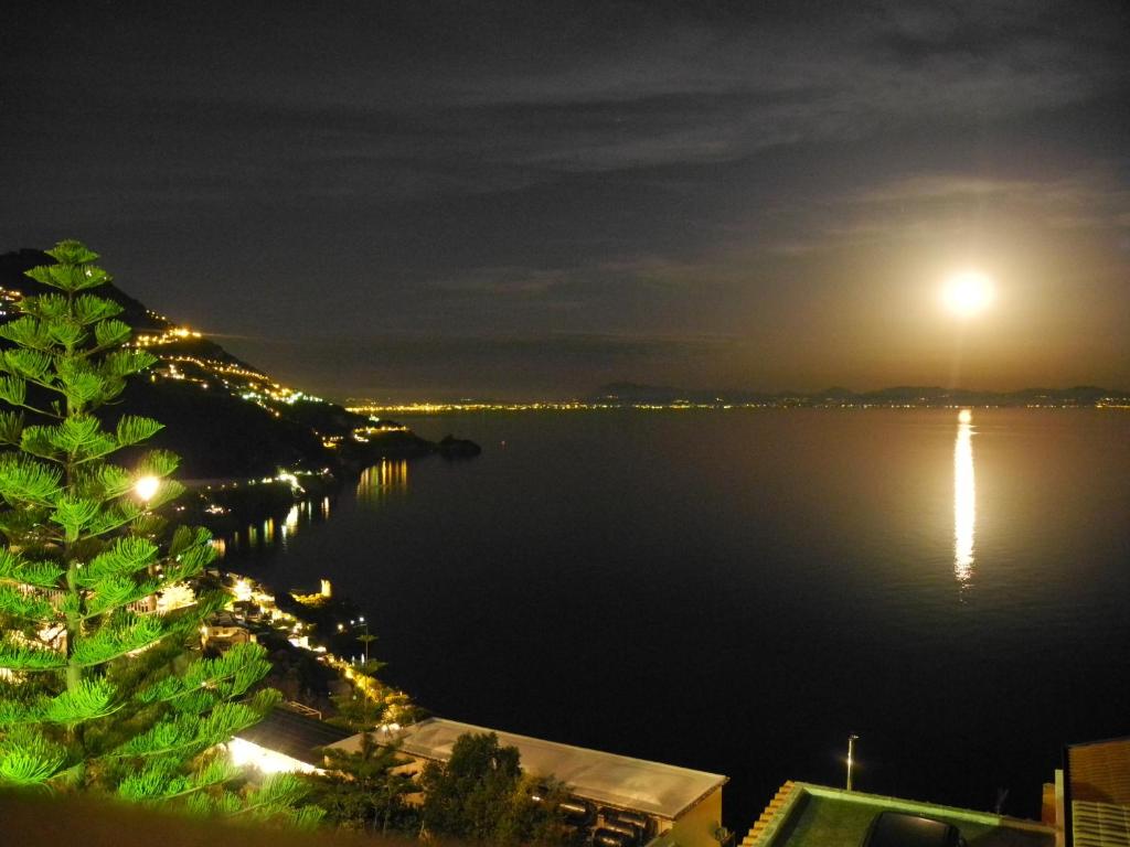 widok na duży zbiornik wody w nocy w obiekcie Moonlight house w mieście Praiano