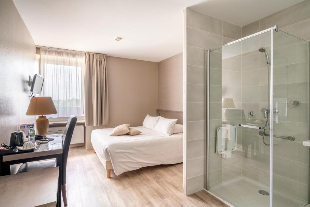 Postel nebo postele na pokoji v ubytování Cit'Hotel LA PYRAMIDE