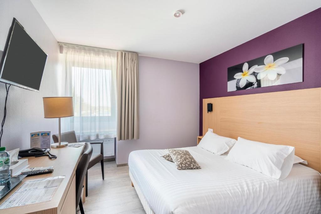 Postel nebo postele na pokoji v ubytování Cit'Hotel LA PYRAMIDE