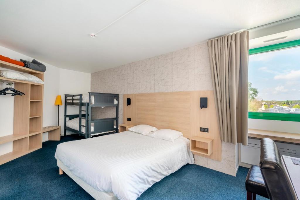 Postel nebo postele na pokoji v ubytování Cit'Hotel LA PYRAMIDE