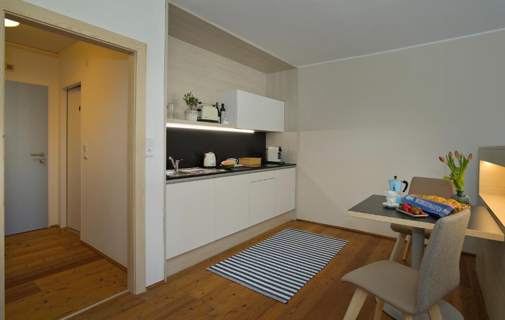 Kuchyň nebo kuchyňský kout v ubytování Frauscher Hafen-Apartments