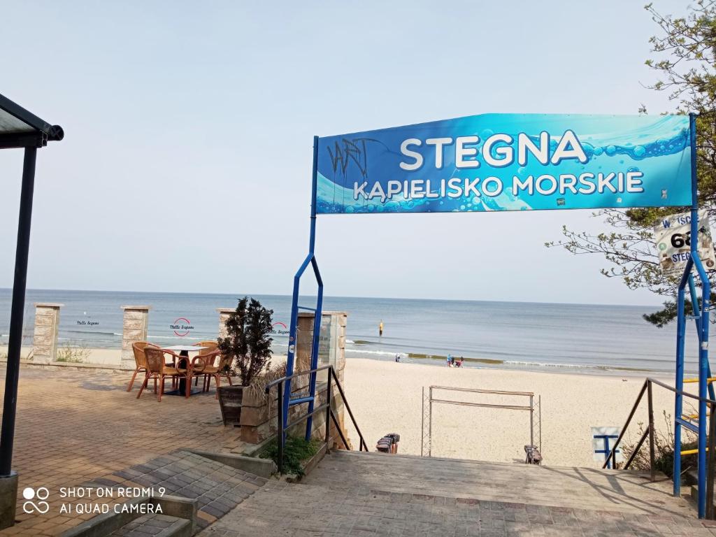 a sign on the beach next to the beach at Nadmorski apartament Sunset w Stegnie - Mierzeja Wiślana in Stegna
