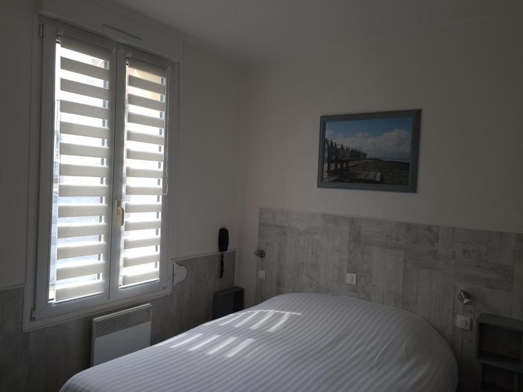 Postel nebo postele na pokoji v ubytování Logis - Le Neptune Hôtel & Restaurant