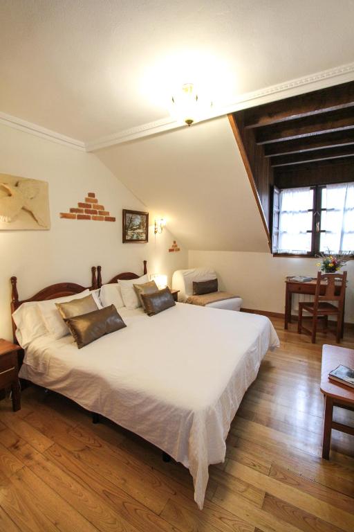A bed or beds in a room at Hotel Rural El Espino
